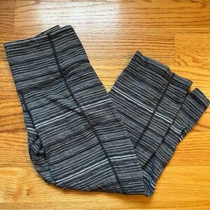 Lululemon black and white cropped wide leg yoga pants size 6